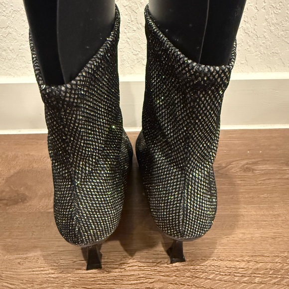 Stylish Black Women's Boots - Picture 3 of 9